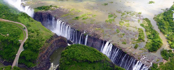 Zimbabwe’s Breathtaking Wonder: The Smoke That Thunders